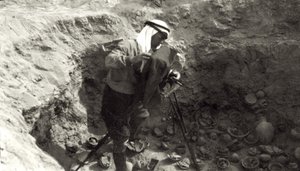 Professor John Garstang fotografeert gebroken aardewerk in situ bij de opgravingen van Jericho, 1930-36